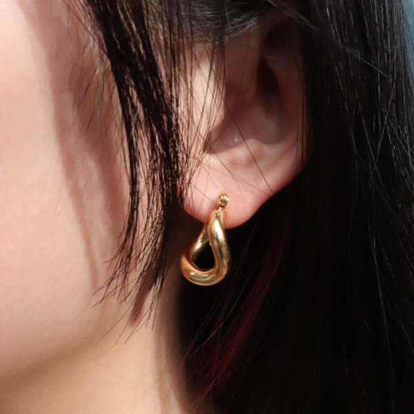 Chris April in stock trendy 316L Stainless Steel PVD gold plated minimalist twisting hoop earring for women - Image 3