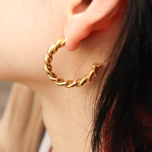 Chris April in stock 316L Stainless Steel PVD gold plated chic rope twisting hoop earring for women - Image 5