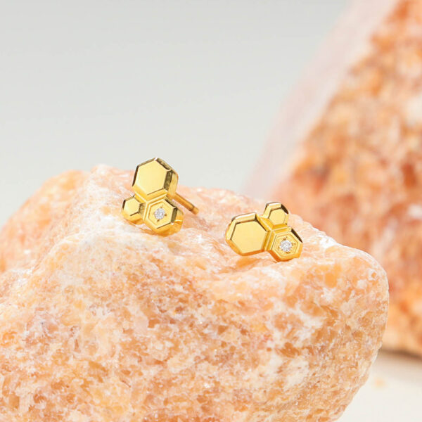 Chris April 316 stainless steel18k gold plated honeycomb mini stud earrings wholesale for women - Image 3