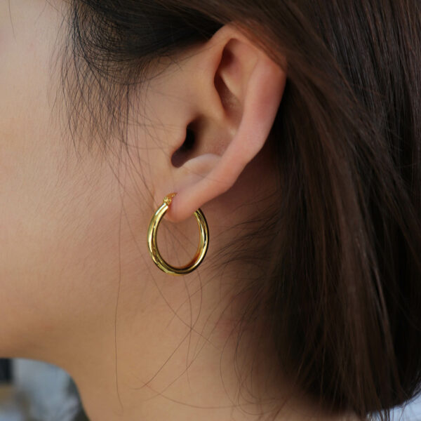 Chris April in stock 925 sterling silver Korean version 18K gold plated glossy hoop earrings - Image 5