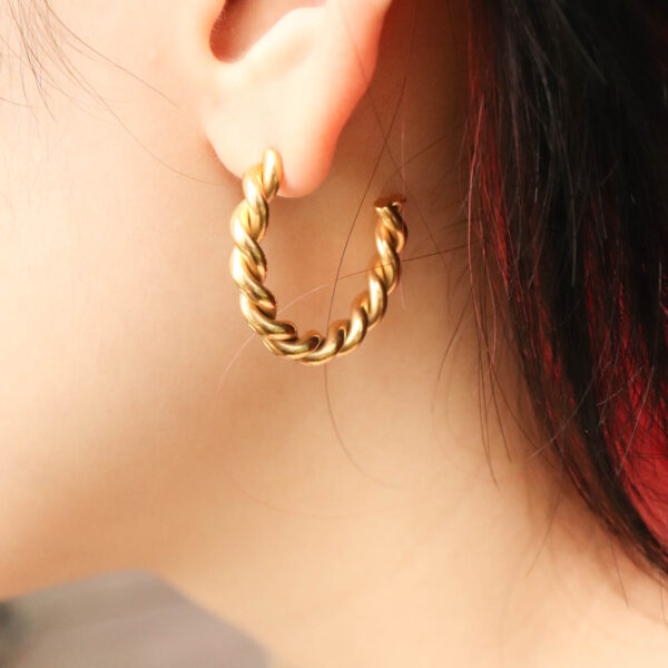 Chris April in stock 316L Stainless Steel PVD gold plated chic rope twisting hoop earring for women - Image 3