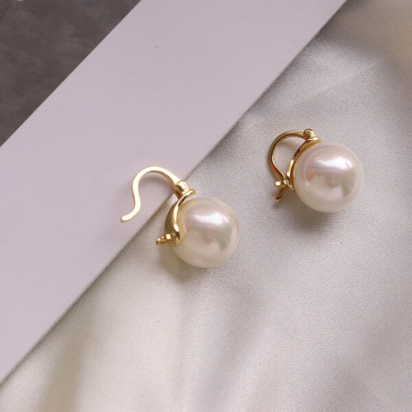 Chris April trendy in stock 925 sterling silver gold plated Minimalist shell pearl stud earrings - Image 4