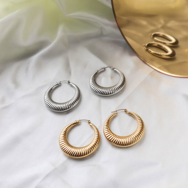 Chris April in stock 316L stainless steel pvd gold plated non-tarnish croissant open weave twisted hoop earrings - Image 4