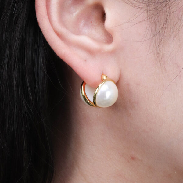 Chris April in stock 925 sterling silver 18k yellow gold plated chunky design half shell pearl hoop earrings - Image 3