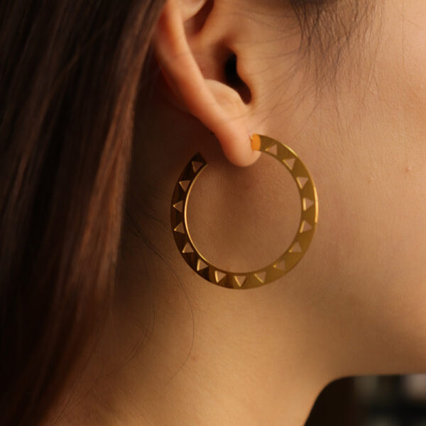 Chris April Holiday style fashion jewelry 316L stainless steel pvd gold plated triangle Geometric hoop earring - Image 3