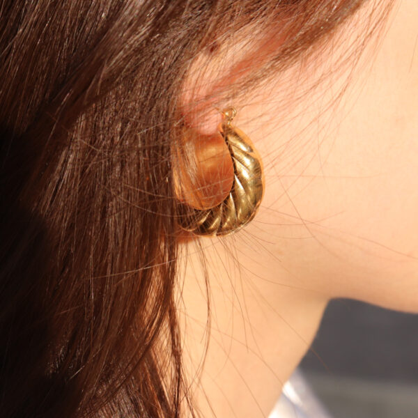 Chris April in stock hot selling 316L stainless steel PVD gold plated croissant hoop earrings - Image 3