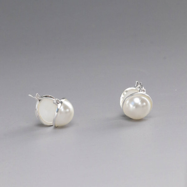 Chris April in stock 925 sterling silver 18k yellow gold plated chunky design half shell pearl hoop earrings - Image 4