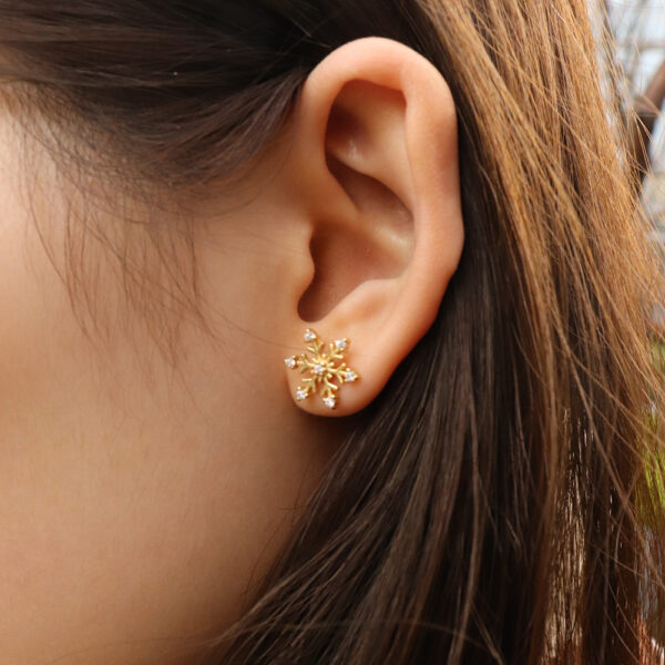 Chris April In Stock 925 sterling silver gold plated sweet Snowflake retro zircon earrings - Image 5