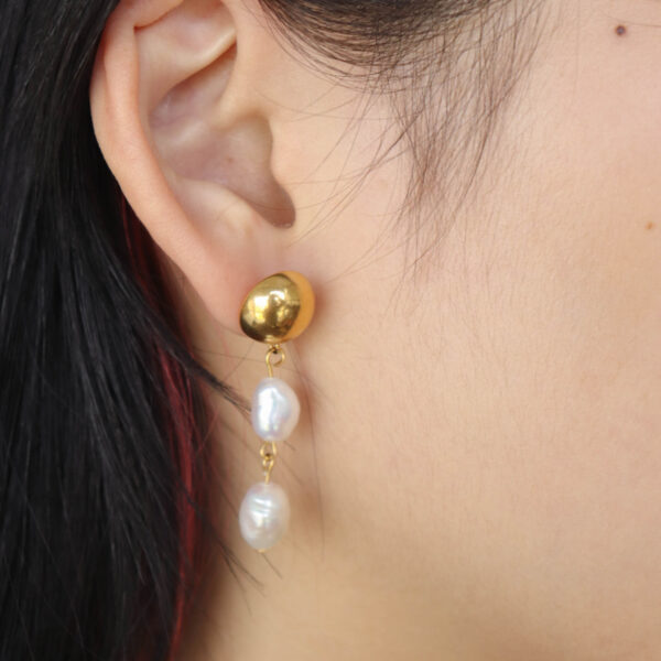 Chris April fashion in stock 316L Stainless Steel PVD gold plated minimalist half ball drop earring with freshwater pearl - Image 3