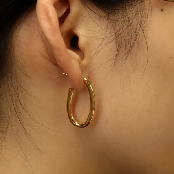 Chris April in stock fashion jewelry Titanium steel PVD gold plated non-tarnish oval hoop earrings for women - Image 3