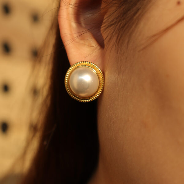 Chris April in stock 925 sterling silver Korean version gold plated simple shell pearl stud earrings - Image 5