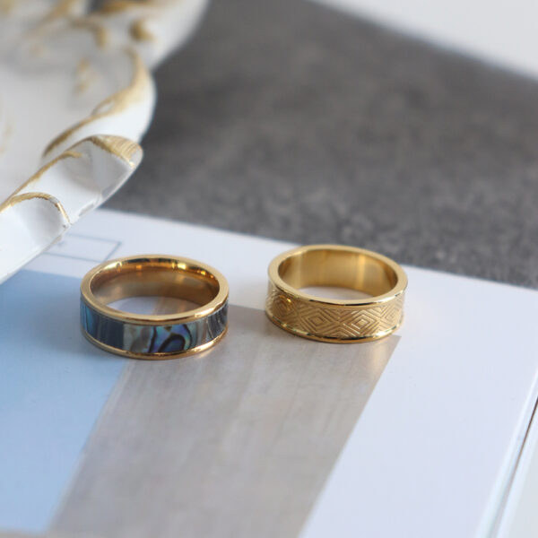 Chris April In stock Fashion Jewelry 316L stainless steel PVD gold plated natural black shell finger ring - Image 4