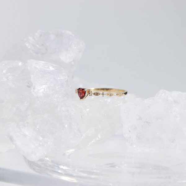 Chris April custom low MOQ solid gold 18k natural heart cut wine garnet diamond wedding ring - Image 4