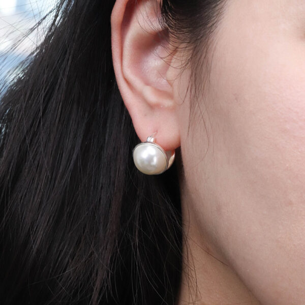 Chris April in stock 925 sterling silver 18k yellow gold plated chunky design half shell pearl hoop earrings - Image 5