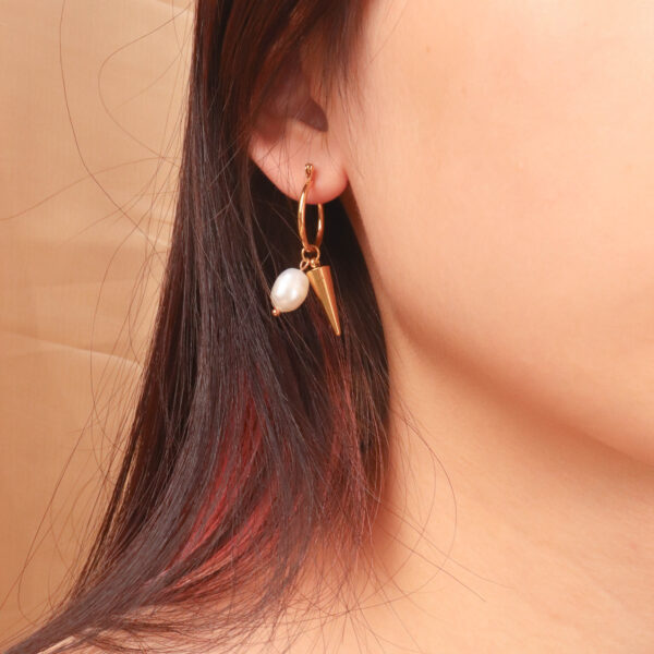 Chris April in stock fashion jewelry 316L stainless steel PVD gold plated Freshwater pearls cone hoop earrings - Image 5