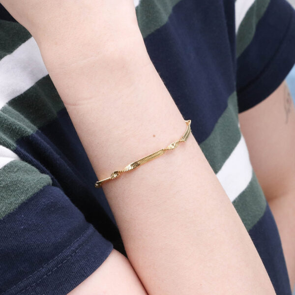 Chris April in stock unique 316L stainless steel PVD gold plated non-tarnish twisting herringbone chain bracelet - Image 5