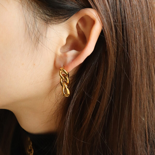 Chris April in stock Fashion jewelry 316L stainless steel PVD gold plated minimalist chain drop earrings - Image 3