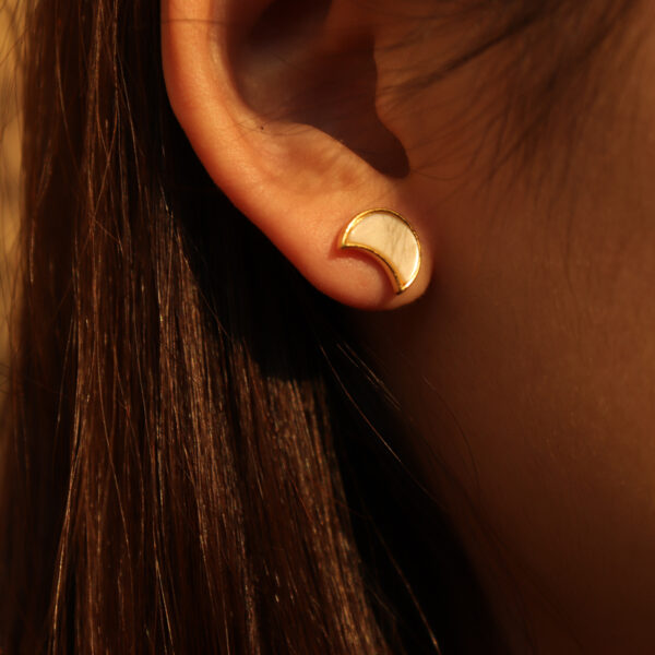 Chris April Korean version 925 sterling silver gold plated Minimalist handmade shell moon stud earrings - Image 5