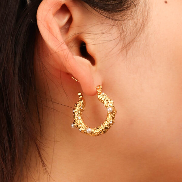 Chris April trendy design 316L stainless steel PVD gold plated pearl zircon bumpy texture hoop huggies earrings - Image 3