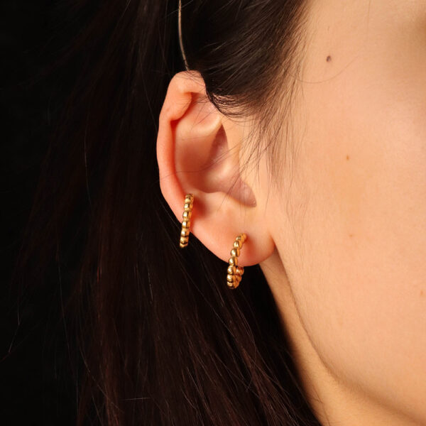 Chris April in stock PVD gold plated 316L stainless steel simple C shape beads hoop stud earrings - Image 3