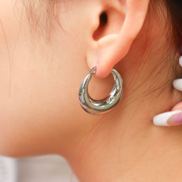 Chris April in stock 316L stainless steel pvd gold plated excellent color retention moon shape hoop earrings - Image 5