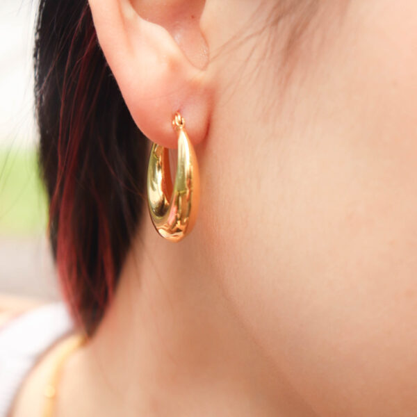 Chris April in stock 316L stainless steel pvd gold plated excellent color retention moon shape hoop earrings - Image 3