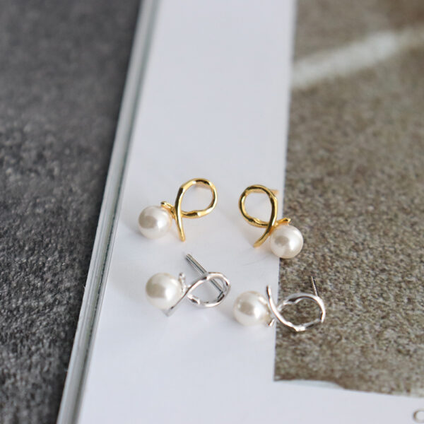 Chris April in stock 925 sterling silver 18k yellow gold plated Simple knotted shell beads pearl female stud earrings - Image 4