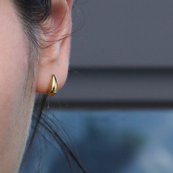 Chris April waterproof in stock 316L stainless steel PVD gold plated simple design mini waterdrop stud earrings - Image 5