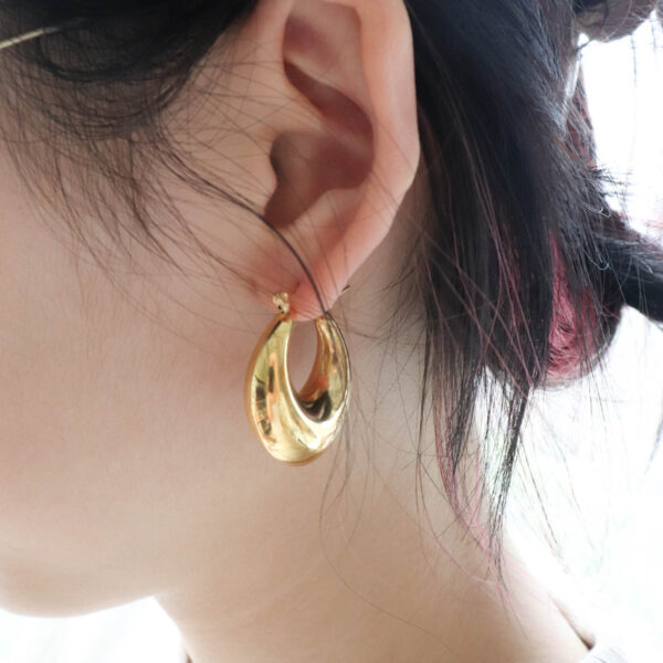 Chris April in stock 316L Stainless Steel PVD gold plated minimalist hollow hoop earring - Image 3