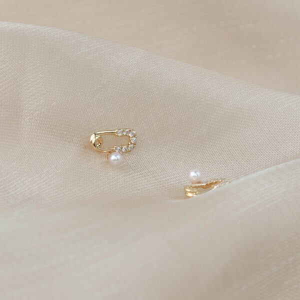 Chris April 18k solid gold natural VS clarity diamond baby akoya pearl pin stud earrings - Image 4