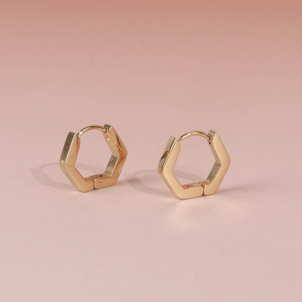 Chris April Stylish jewelry 316L stainless steel pvd gold plated non-tarnish hexagon huggie earrings - Image 4