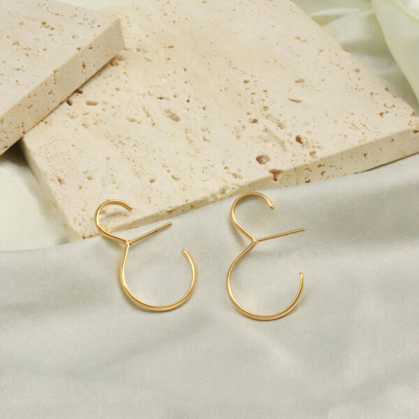 Chris April 316L Stainless Steel PVD gold plated  minimalist arch shape Simple Mobius twist earrings - Image 5