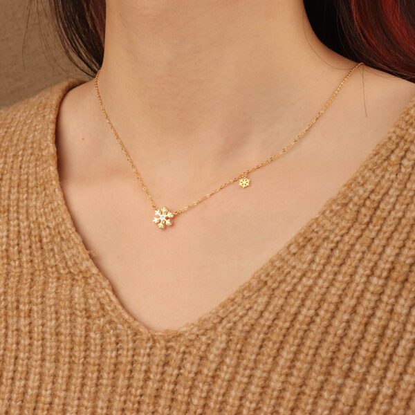 Chris April in stock 316L stainless steel PVD plated zircon snowflake necklace - Image 4