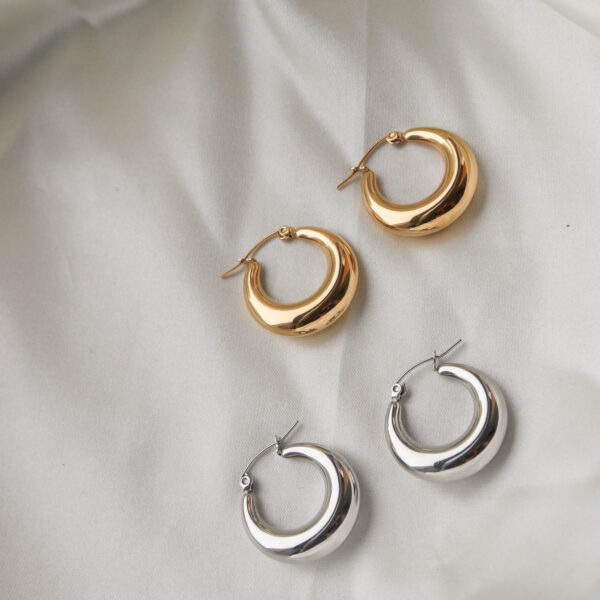 Chris April in stock 316L stainless steel pvd gold plated excellent color retention moon shape hoop earrings - Image 4