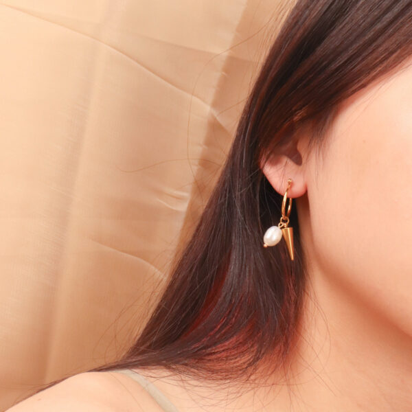 Chris April in stock fashion jewelry 316L stainless steel PVD gold plated Freshwater pearls cone hoop earrings - Image 3