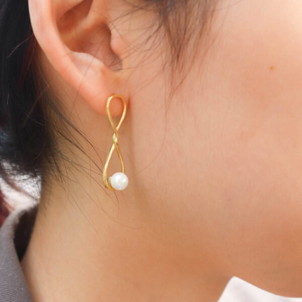 Chril April in stock 925 sterling silver gold plated minimalist knot infinity shell pearl earrings - Image 3