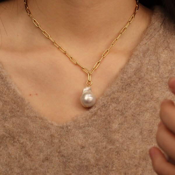 Chris April in stock 18k gold plated Sterling silver hand chain heavy baroque pearl necklaces - Image 3