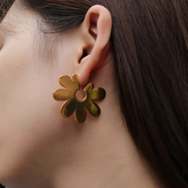 Chris April modern fashion jewelry 316L stainless steel pvd gold plated flat metal daisy flowers shape hoop earring - Image 3