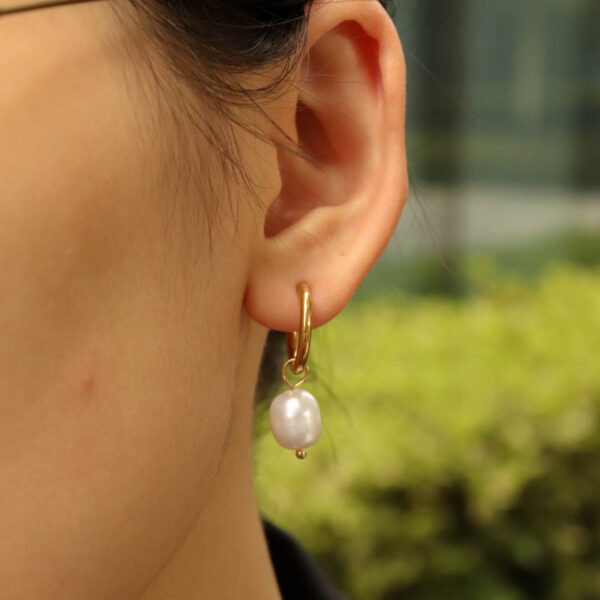 Chris April in stock 316L Stainless Steel PVD gold plated minimalist freshwater pearl hoop earring - Image 5