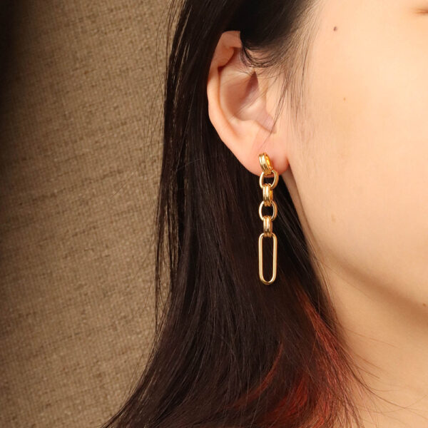 Chris April in stock 316L stainless steel PVD gold plated vintage long asymmetry chunky chain earrings - Image 5