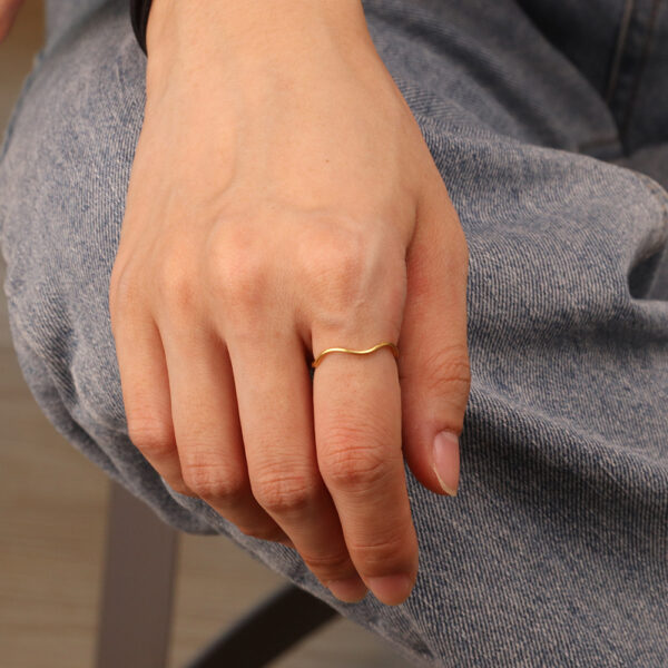 Chris April in stock 316L stainless steel PVD 18K gold plated simple design stackable wavy pinky thin ring - Image 3