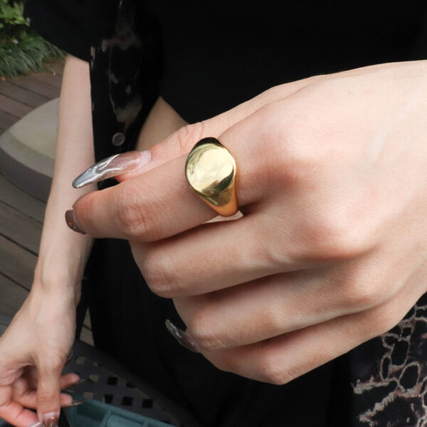 Chris April in stock 316L stainless steel minimalist PVD gold plated round glossy signet ring for women - Image 3