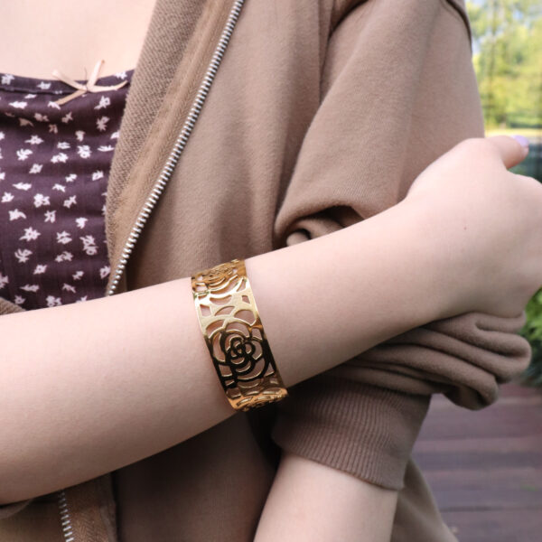 Chris April in stock vintage design 316L stainless steel PVD gold plated camellia bangle cuff bracelet - Image 5