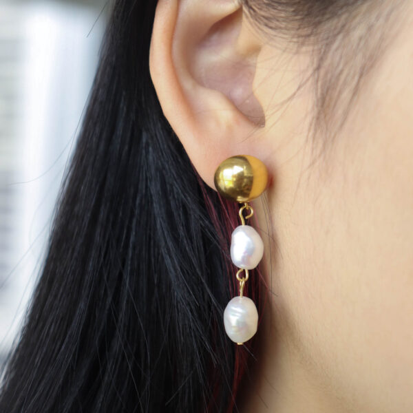 Chris April fashion in stock 316L Stainless Steel PVD gold plated minimalist half ball drop earring with freshwater pearl - Image 5