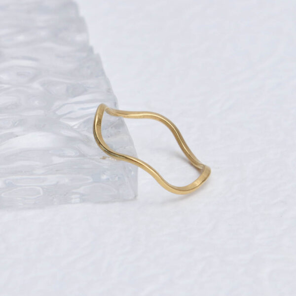 Chris April in stock 316L stainless steel PVD 18K gold plated simple design stackable wavy pinky thin ring - Image 4