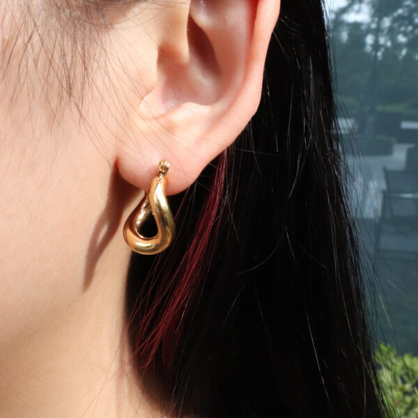 Chris April in stock trendy 316L Stainless Steel PVD gold plated minimalist twisting hoop earring for women - Image 5