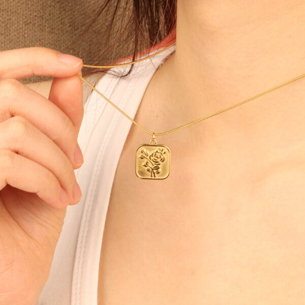 Chris April in stock 316L stainless steel PVD gold plating rose flower square pendant snake chain necklace - Image 5