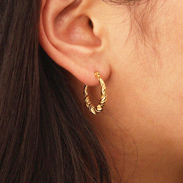 Chris April  twisted rope round 316L stainless steel girls c shape hoop earring 18k gold plated - Image 4