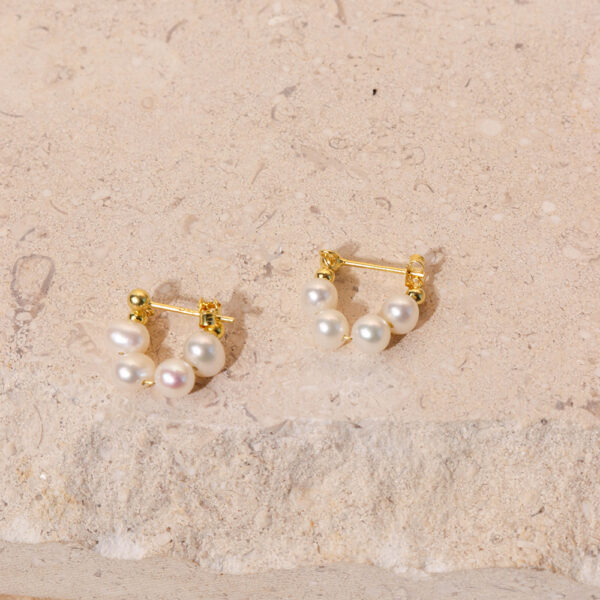 Chris April in stock 925 sterling silver gold plated Minimalist natural pearl hoop earrings - Image 4