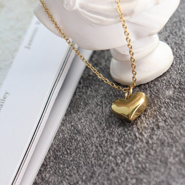 Chris April In stock 316L stainless steel simple PVD gold plated Retro peach heart pendant necklace - Image 4